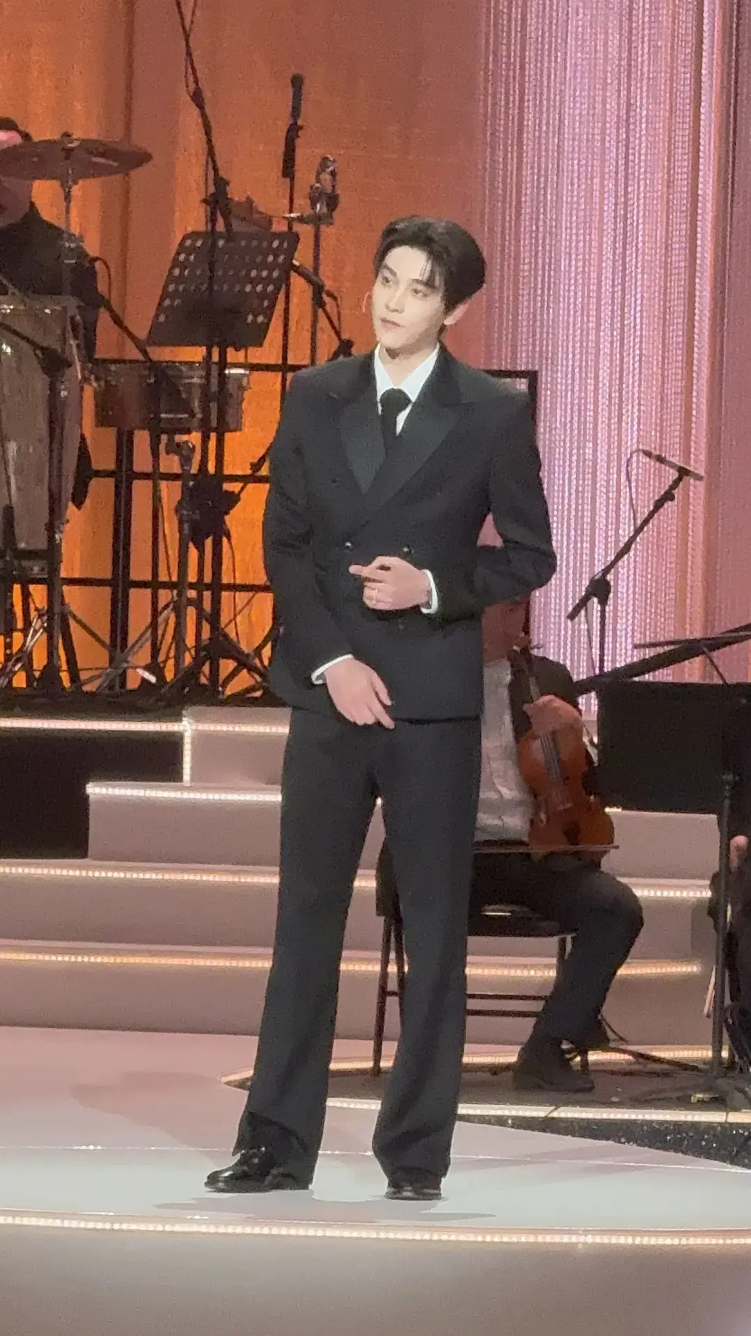 怎么感觉也贼眉鼠眼