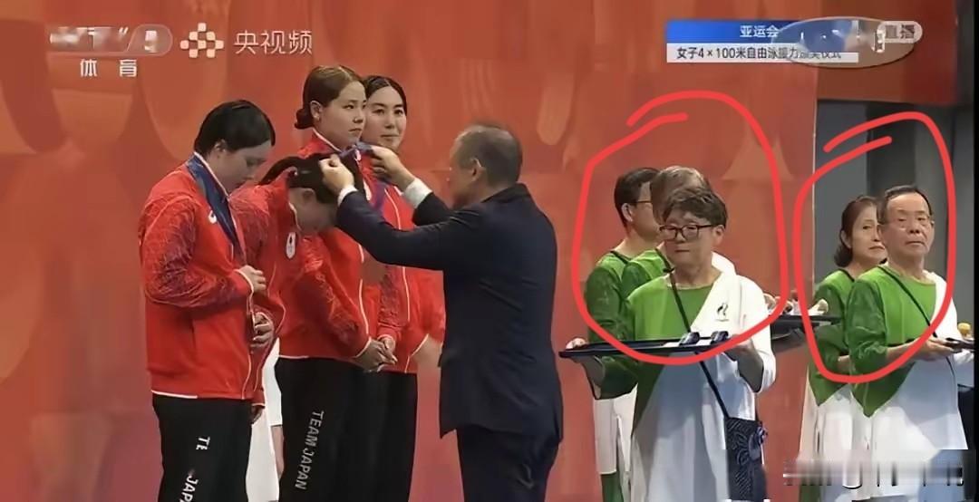 实在不行从片场拉点人过来当礼仪也行啊，日本衰落的标志就是颁奖礼仪之前有人说日本