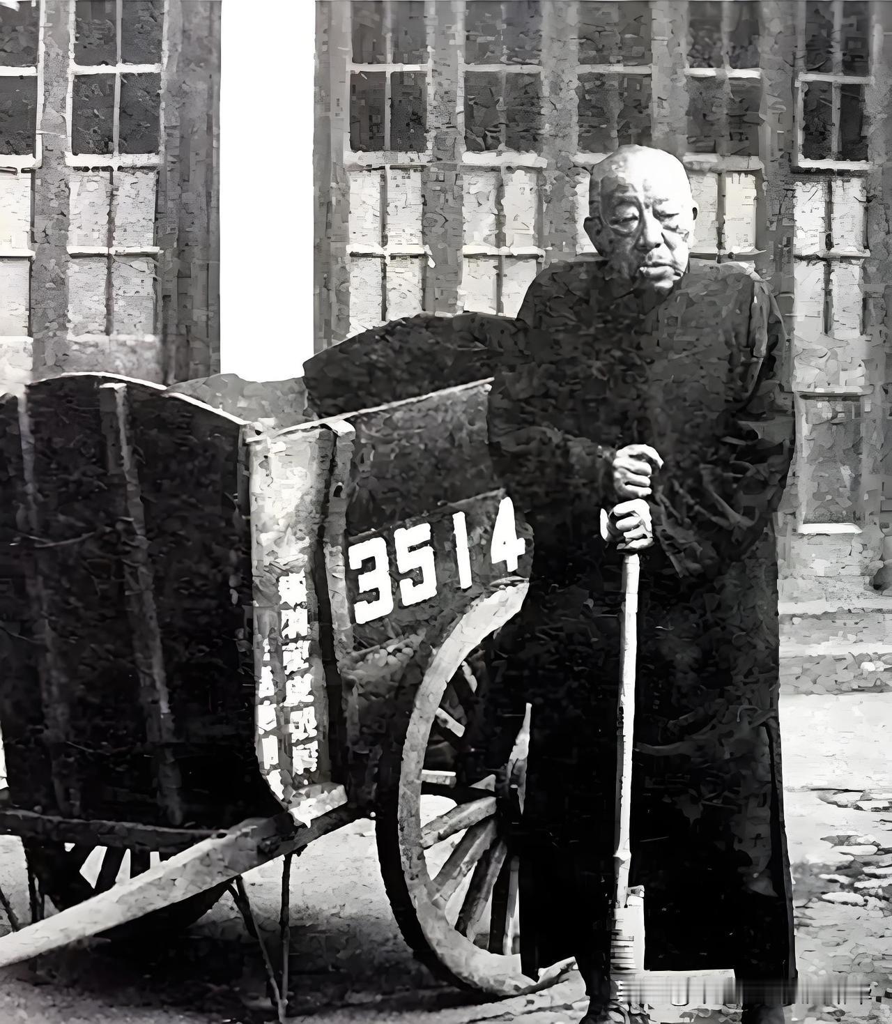1951年春，旧上海青帮三大亨之首，当年号称“上海皇帝”的黄金荣，在自己昔日掌控