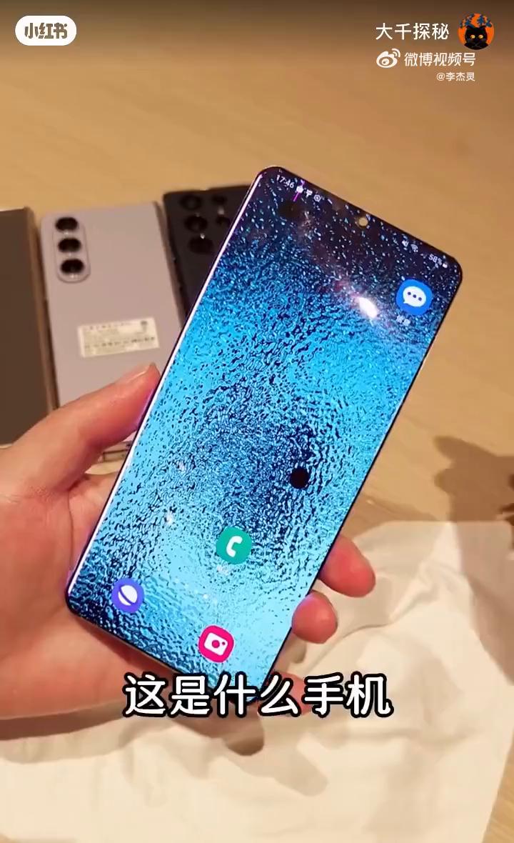 ·这是什么手机?这是威图眼镜蛇限量版手机,全球限量八部,镶嵌了四百多颗钻石,直升