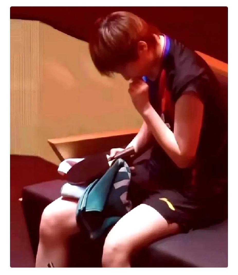 王曼昱夺冠后的画面太让人心疼了！面对外界的欢呼声，王曼昱坐在场边低着头哭了！只有