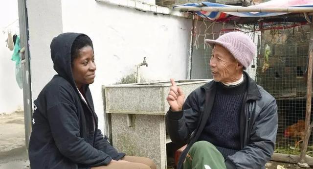 2011年，安徽青年刘邦远赴坦桑尼亚打工，邂逅非洲姑娘丽萨，两人相恋结婚，生下混