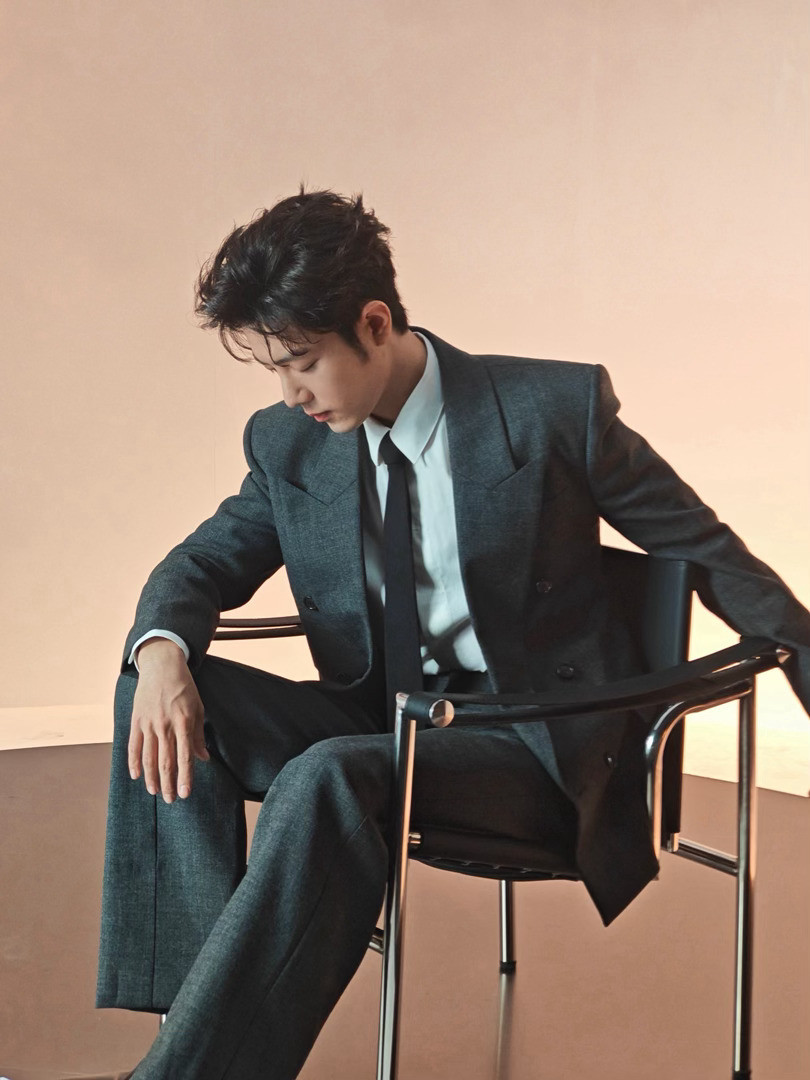 看这镜子里的影子，肖战真一点没修啊