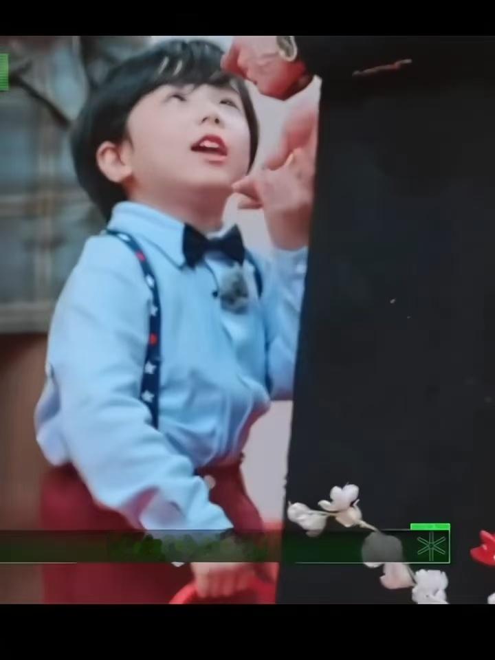 张凌赫哥哥你好帅张凌赫脖子上贴膏药开始推理吧张凌赫看到后你就不会怪我了小朋友