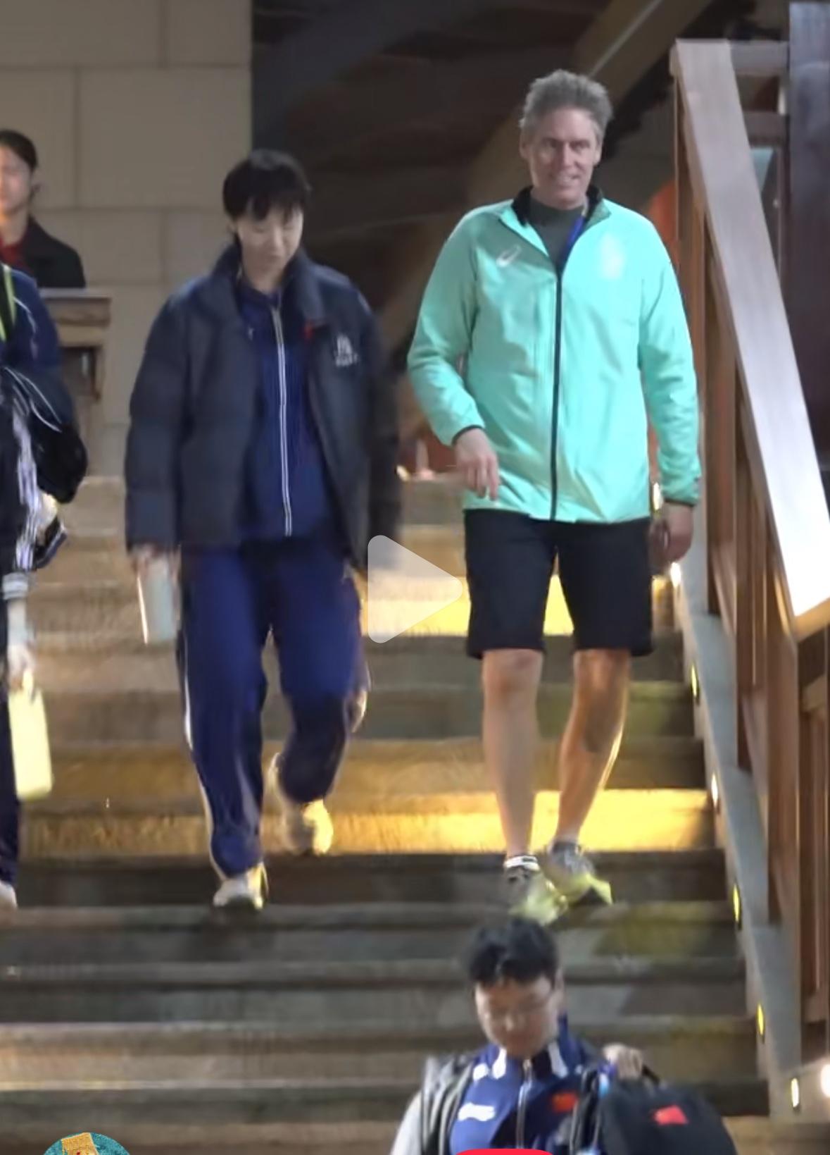 海口亚洲杯王曼昱赛后和佩尔森交流中王曼昱与佩尔森有当年T2的缘分，佩尔森在2