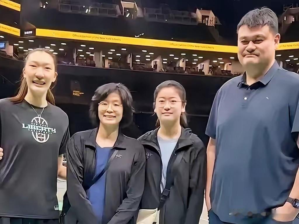 姚明不当篮协主席了，转身就去了纽约。别以为他是去看女儿打球的，6月30日人家直接