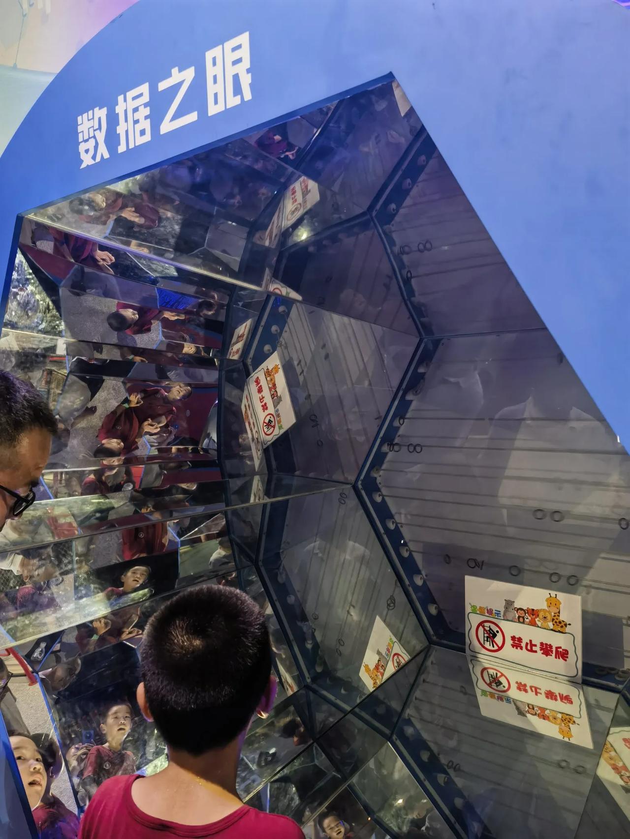 说一个我听来的真事儿，好几年以前一个值班的民警晚上无聊查了一个人的信息。第二天
