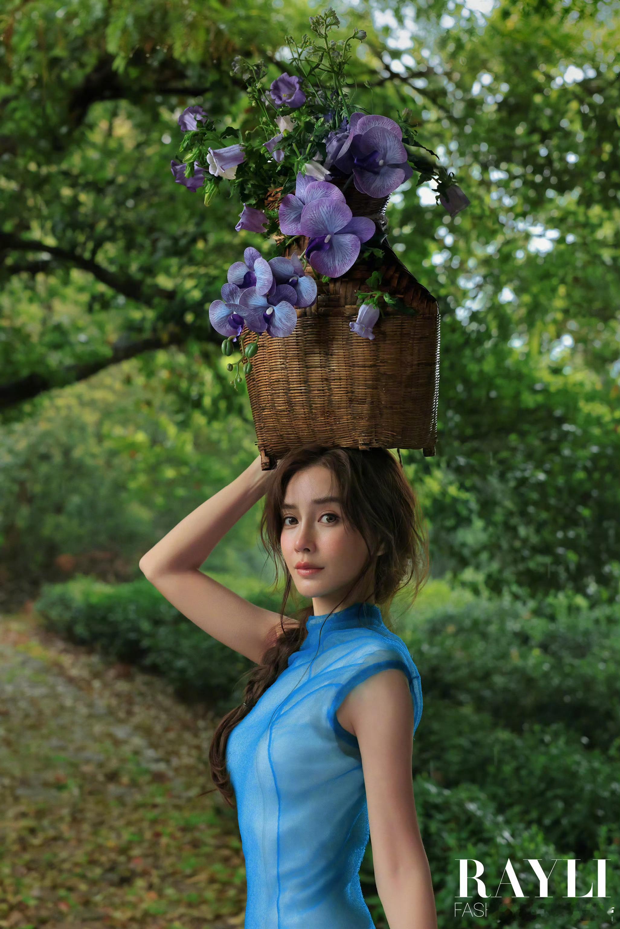 瑞丽五月刊的内页大片～灵巧清透又元气，完全梦回早期的Angelababy！陈漫拍