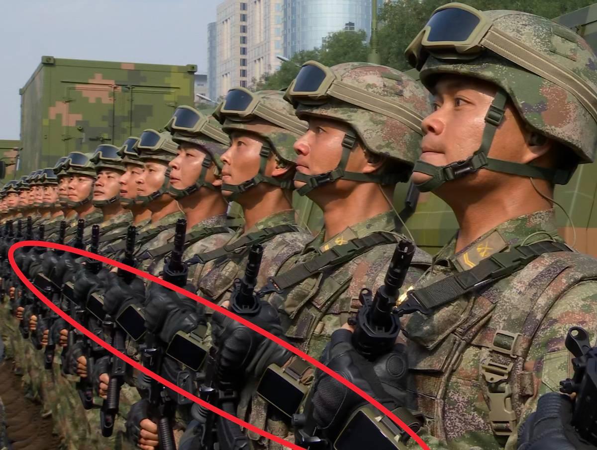 难怪西方破防！9.3阅兵战士们每人一个小终端，解放军定义新时代战争模式这次9