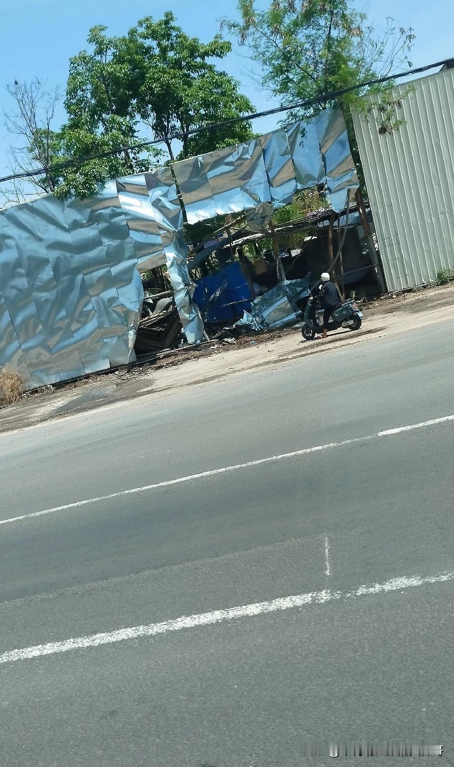 今早路过南宁园博园，在前面立交桥下坡的地方看到一辆垃圾运输车下桥后，不知道怎么回