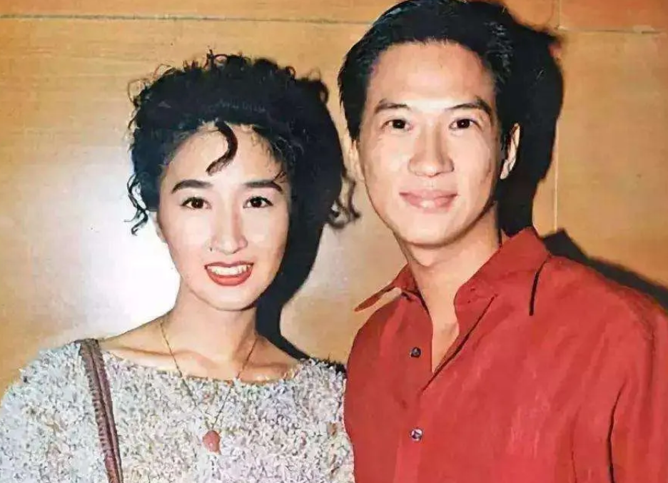 1995年，张家辉见识到女友关咏荷家400平的豪宅后，立马提出了分手：“你家厕所