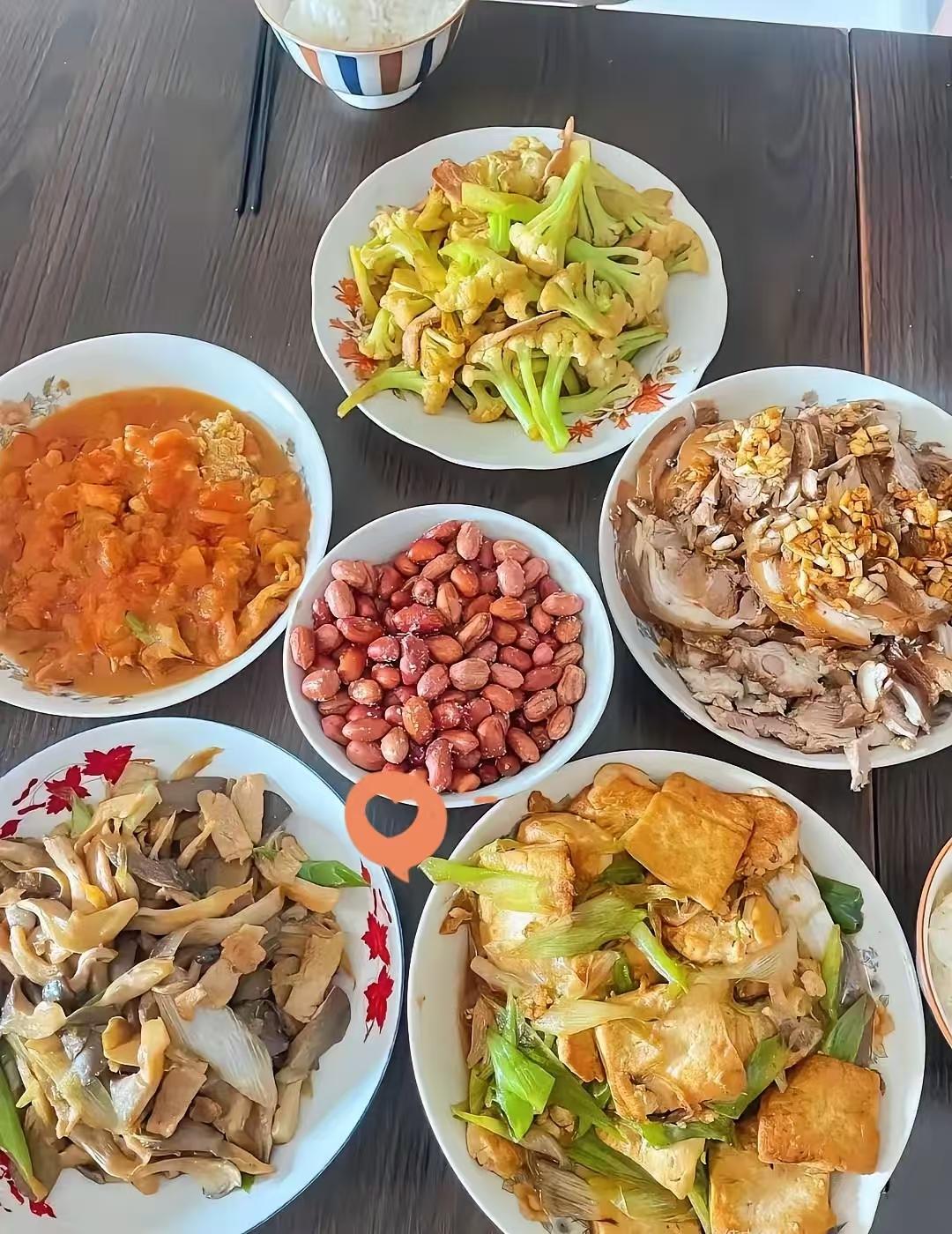 八个人吃六个菜，到底够不够？花生米也算一个菜？若有九道菜再搭一个花生米还凑合！