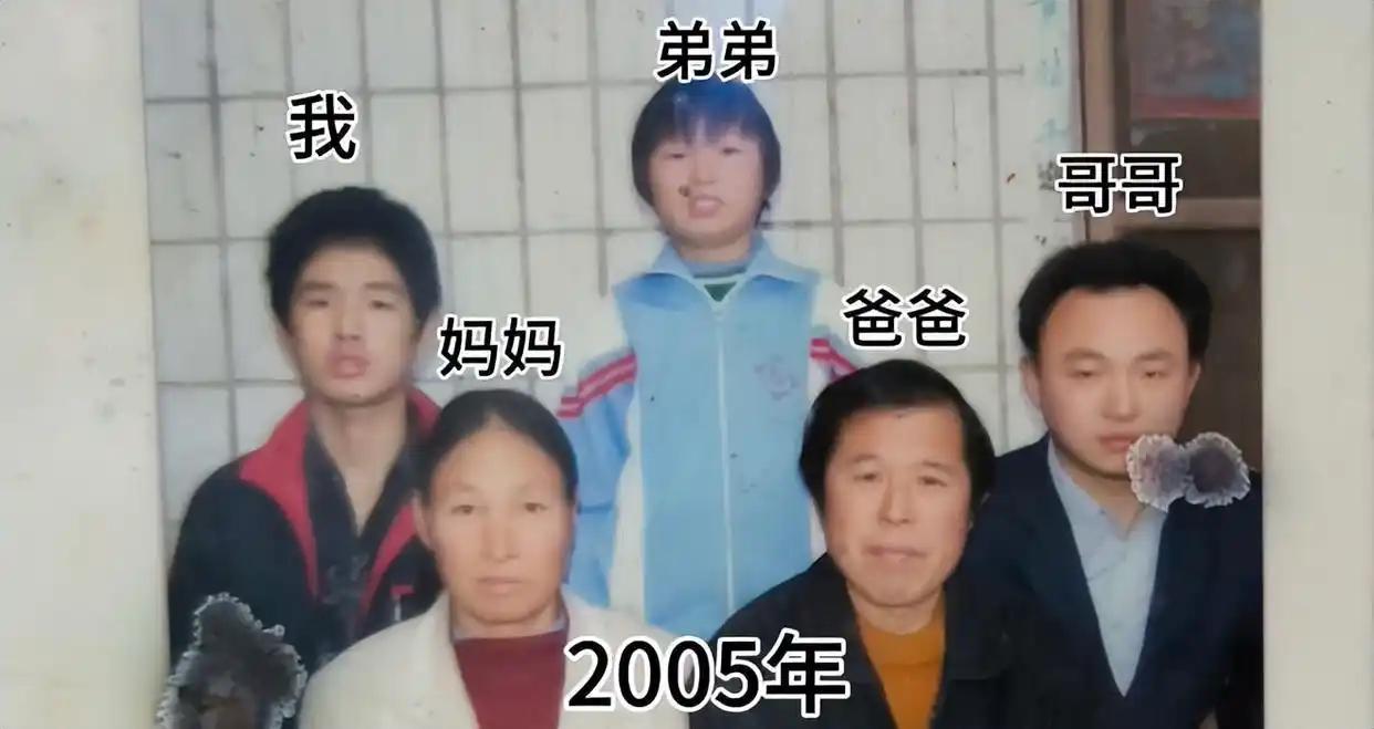 驻马店平舆县的一处坟头前，三十五岁的陈贺明拉着年幼的侄女重重跪下，对着地下已逝的