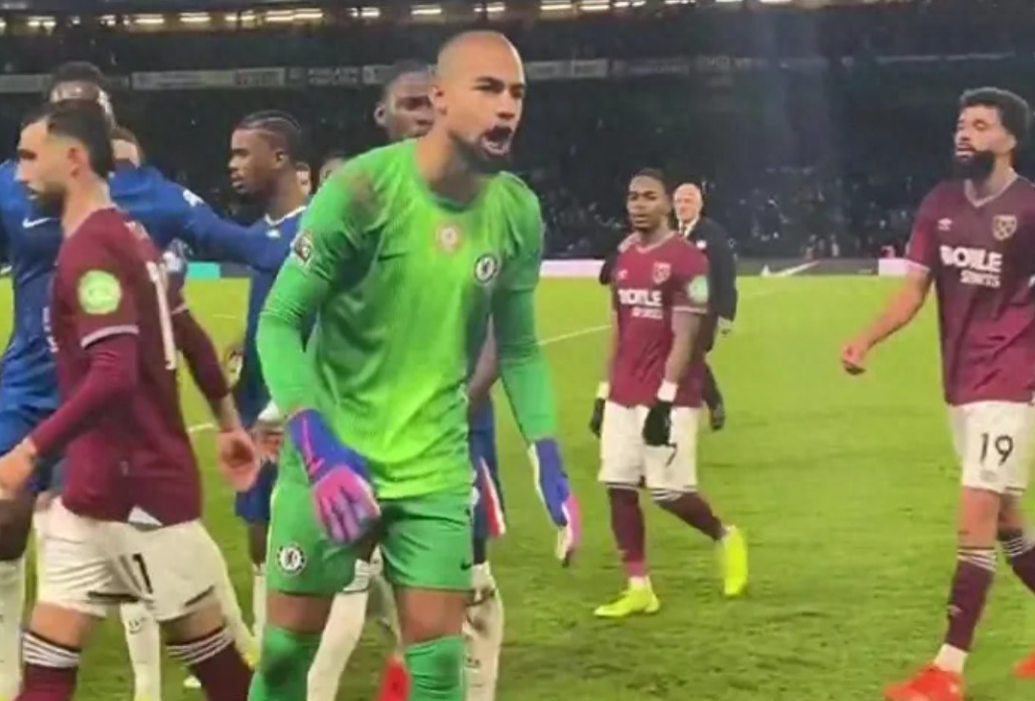 罗伯特-桑切斯在切尔西对阵西汉姆的比赛中场休息时，对着愤怒的蓝军球迷大声怒吼。