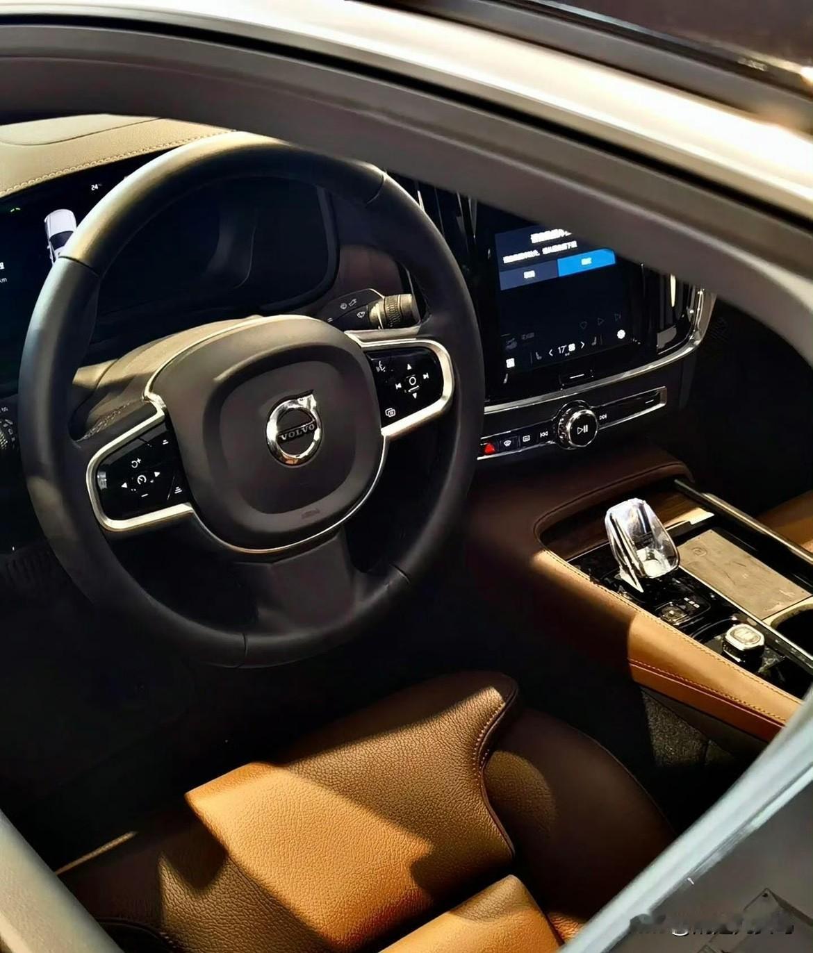 城市轿跑🚗沃尔沃S901.颜值高，直瀑式镀铬进气格栅搭配标志性的“雷神之锤”