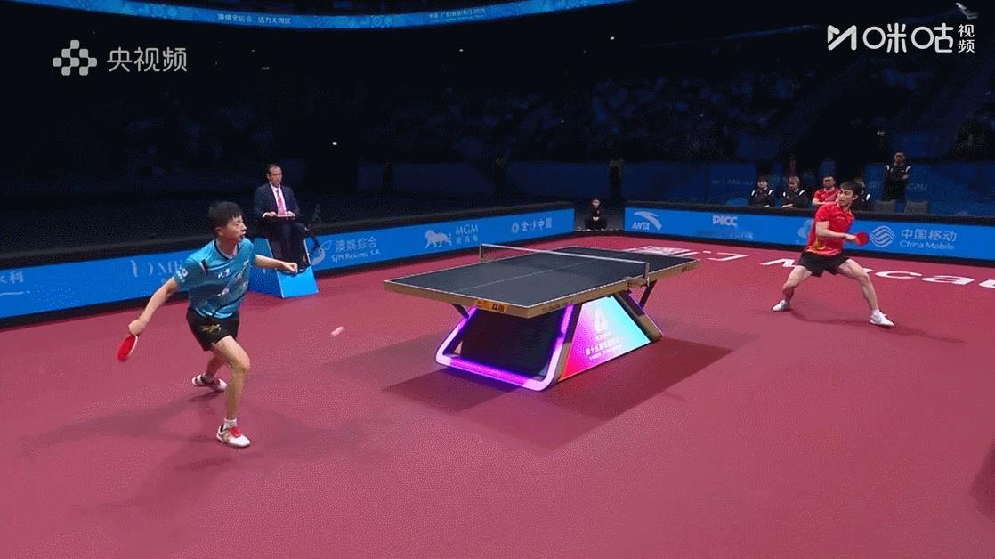 马龙太激动、太释放了！拿下最后一分，把牌子给扔掉了。是的，比分虽然是3-0，