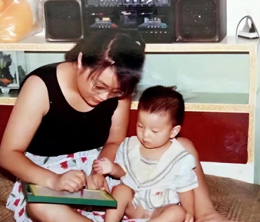 1988年，武汉一女教师，新婚后不久怀孕，不料，孩子刚出生，丈夫竟然脸色大变说“