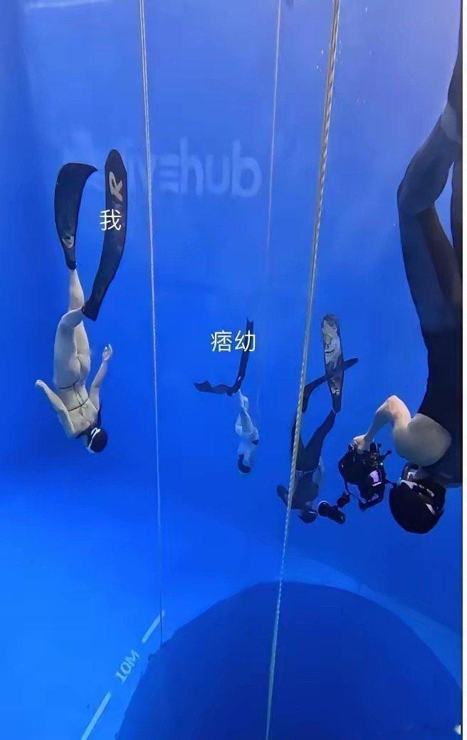 痞幼身材引关注，麻杆身形无余肉，高个腿却不突出，身旁花花泳衣小姐姐腿更长更吸睛，