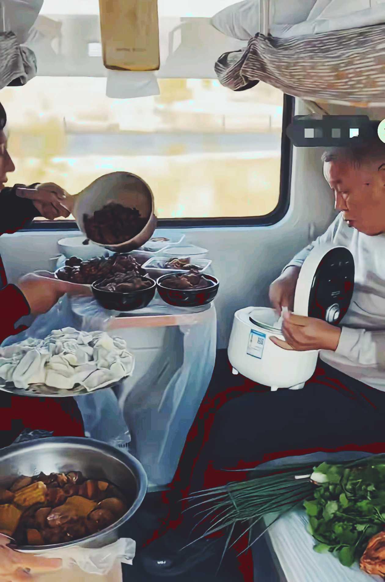 我敢说一车厢的人都饿了