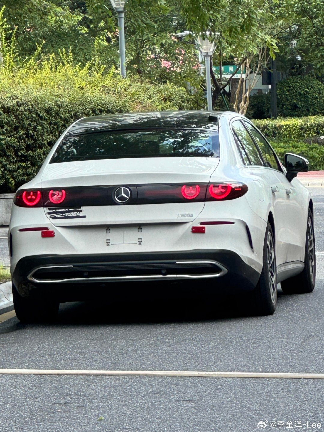 路上偶遇新款奔驰纯电C级轿车，应该今年年内就会上市，这个风格你觉得怎么样？​