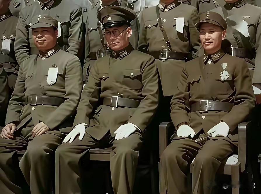 滇军一把手龙云和中央军一把手老蒋坐在一起，个人觉得还是龙云的大檐帽更加威武，也更
