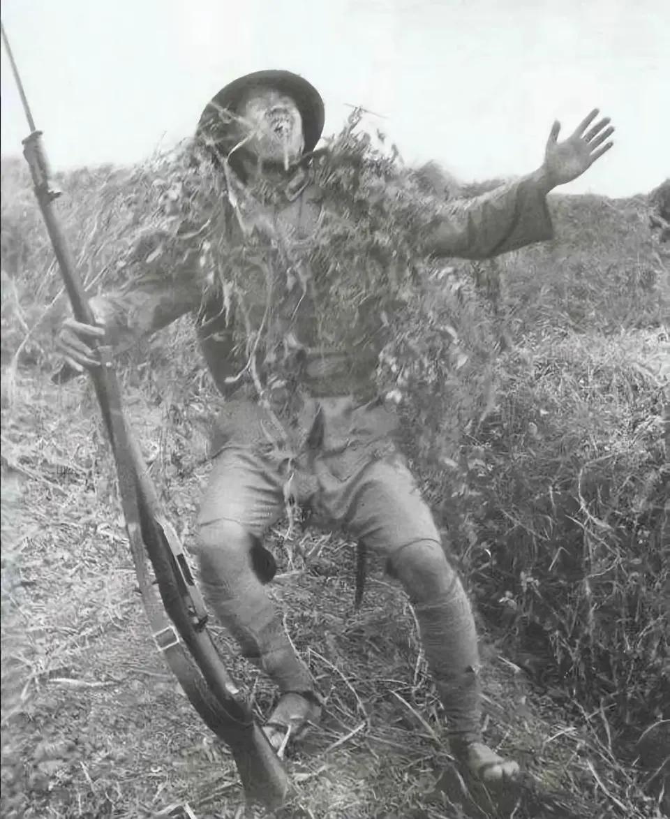 1938年徐州会战期间，瑞士战地记者瓦尔特·博萨德抓拍的一张照片。照片中的战士叫