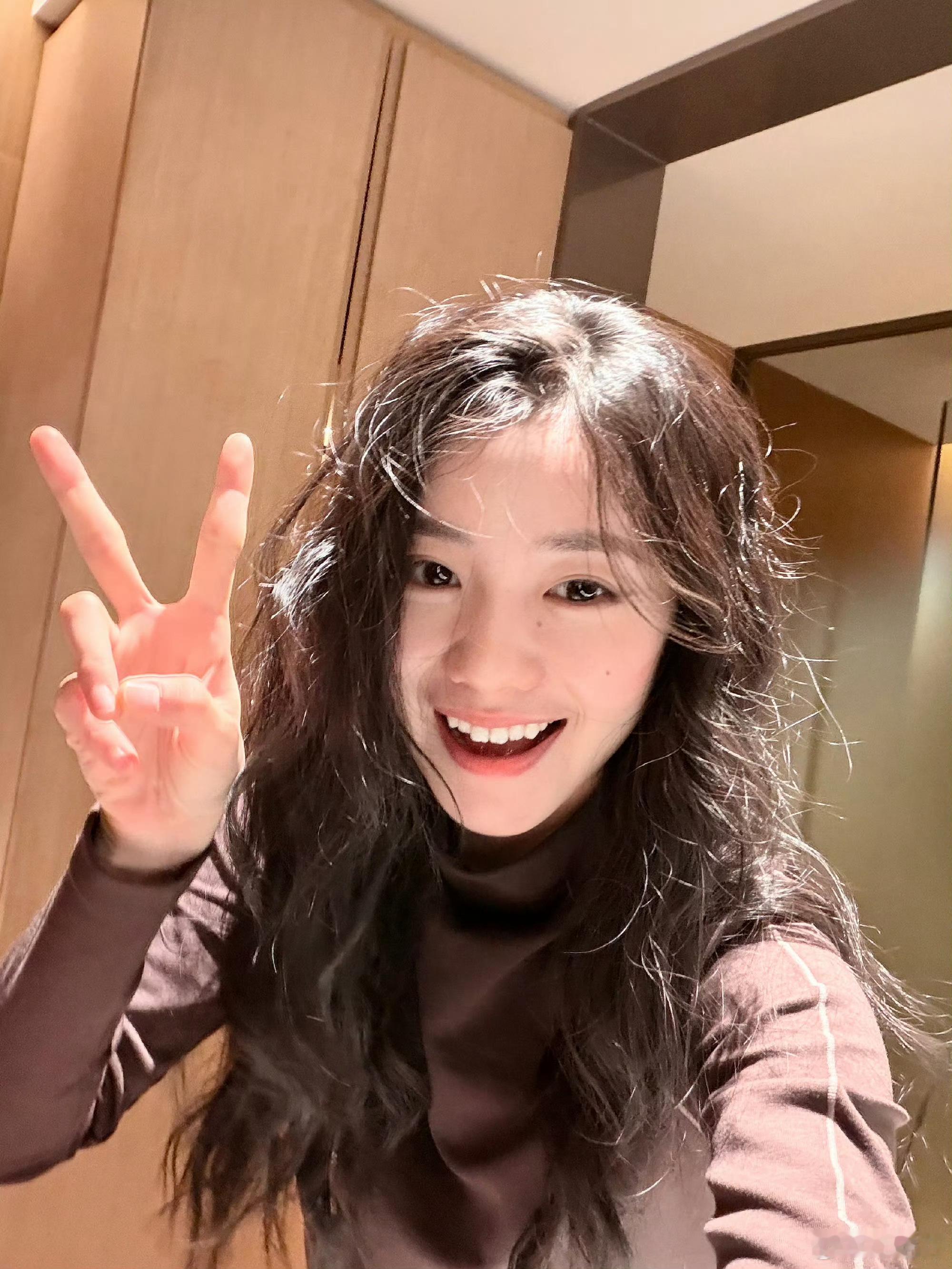 啥意思跟我一样都披着头发，情侣发