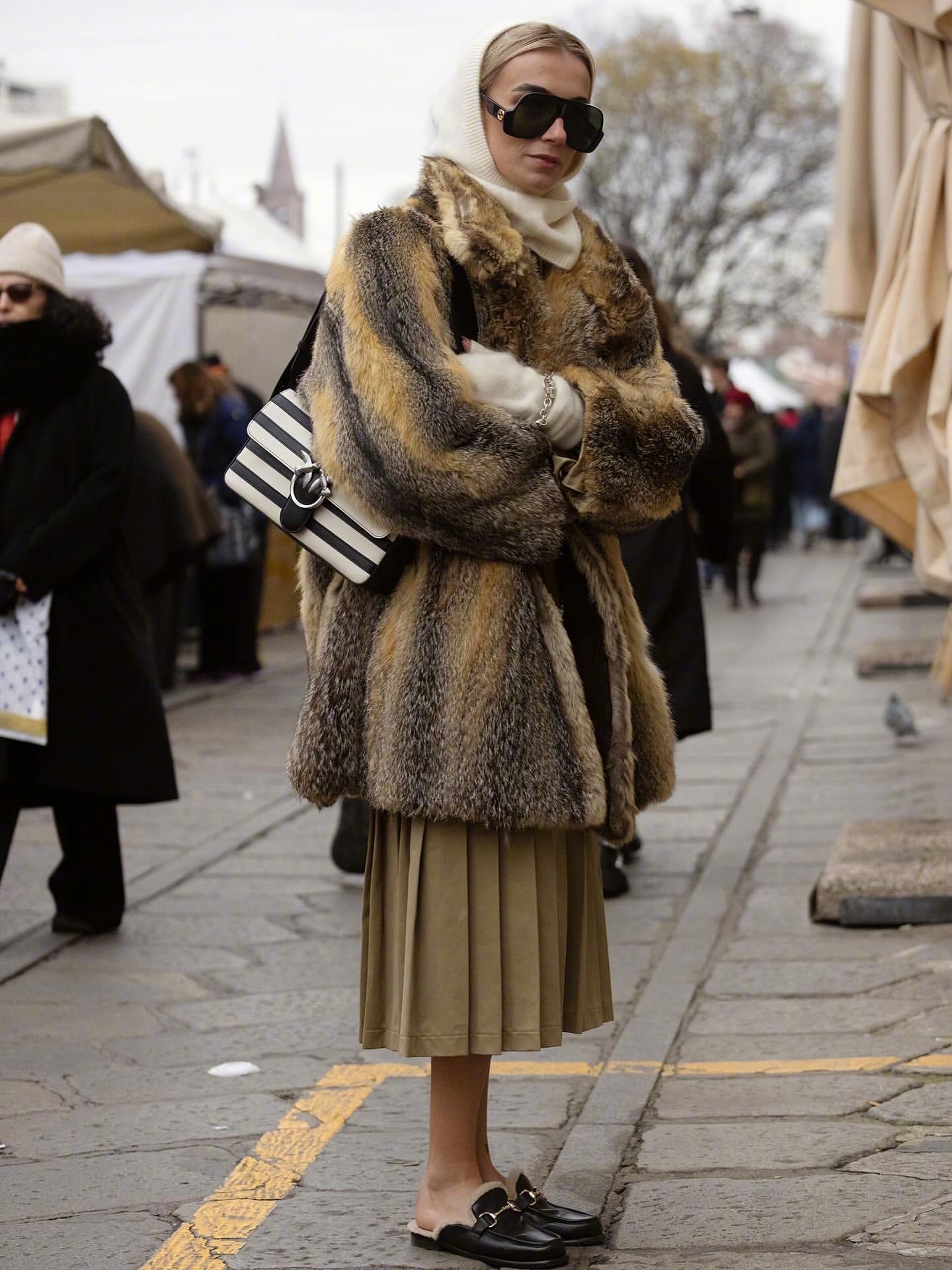 冬日的意大利米兰街头，依然可见“随性优雅”被诠释得恰到好处。男士多选择剪裁利落的