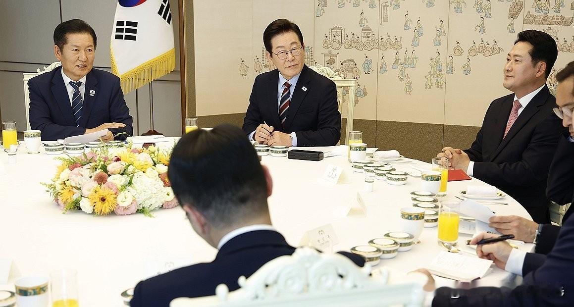 韩国总统李在明将于12日在青瓦台与执政的共同民主党党首郑清来、在野的国民力量党党