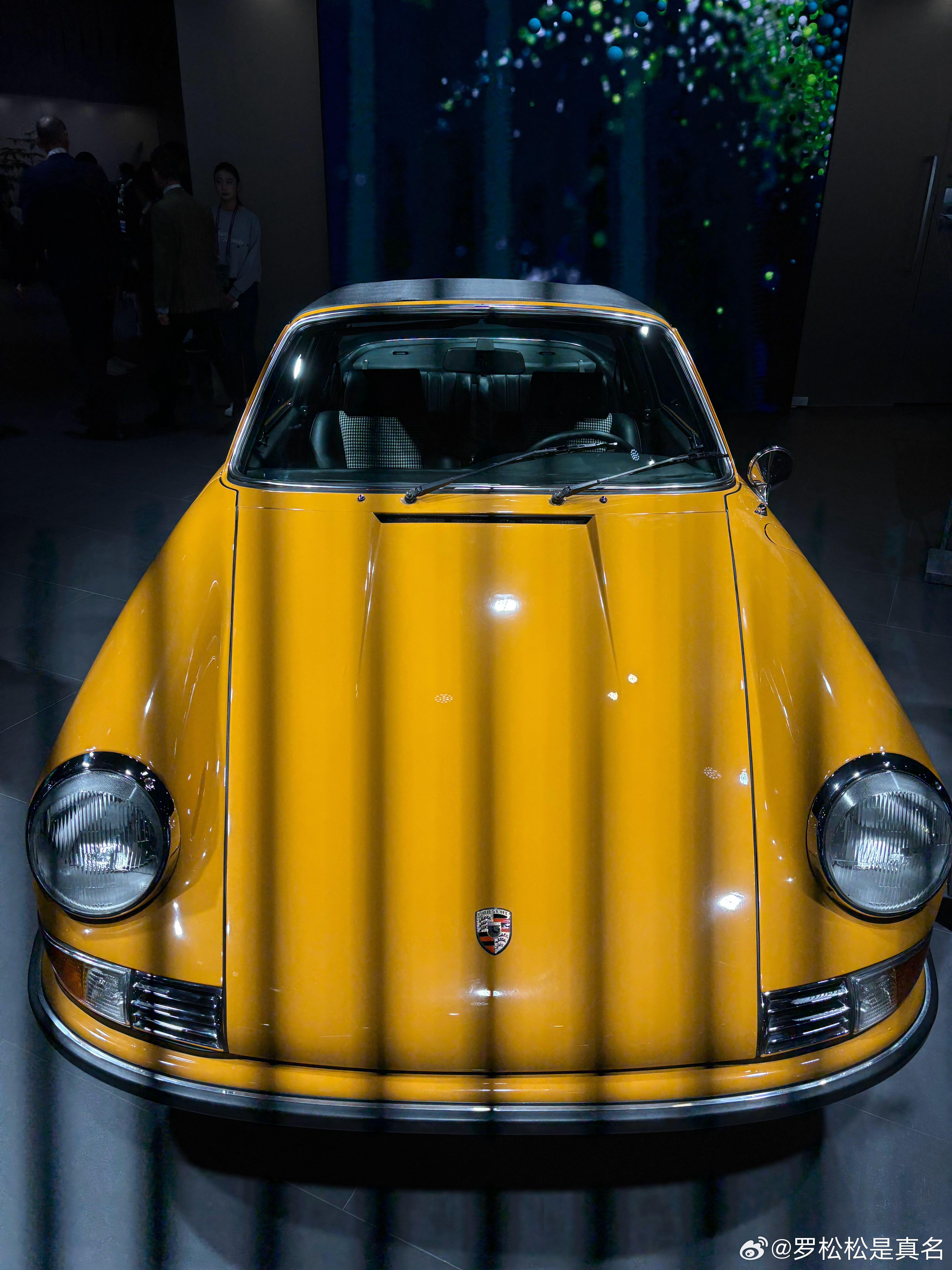 原来第一代911只有一个后视镜。​​​