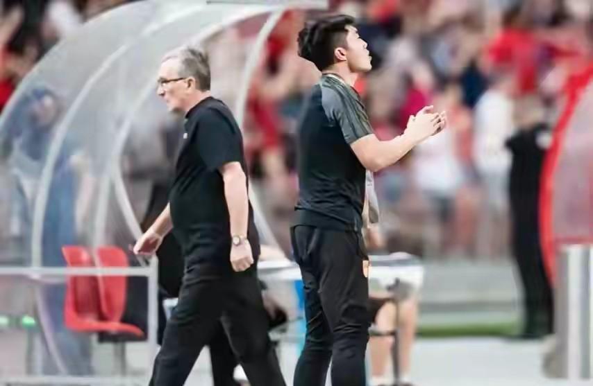 外教毛雷尔将成为国足新帅邵佳一“身后的男人”，而不是又一个站在主帅前面的郑智！大