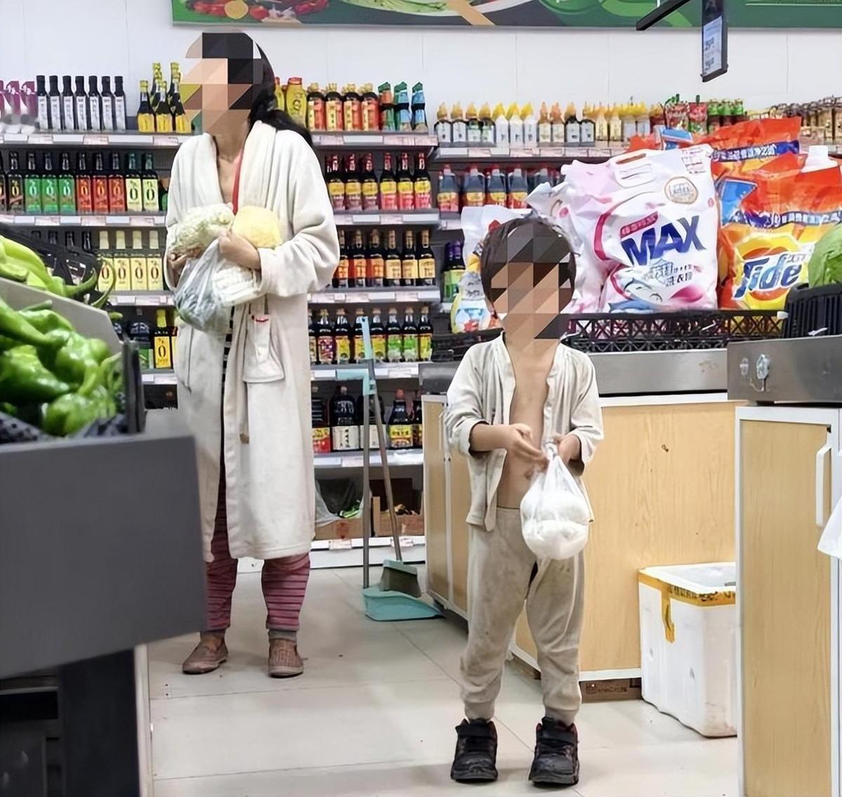 又是西安！母子衣衫不整游荡街头后续手里握着拆迁补偿款，母子却落魄流落街头，好心人想伸手帮一把还直接吃