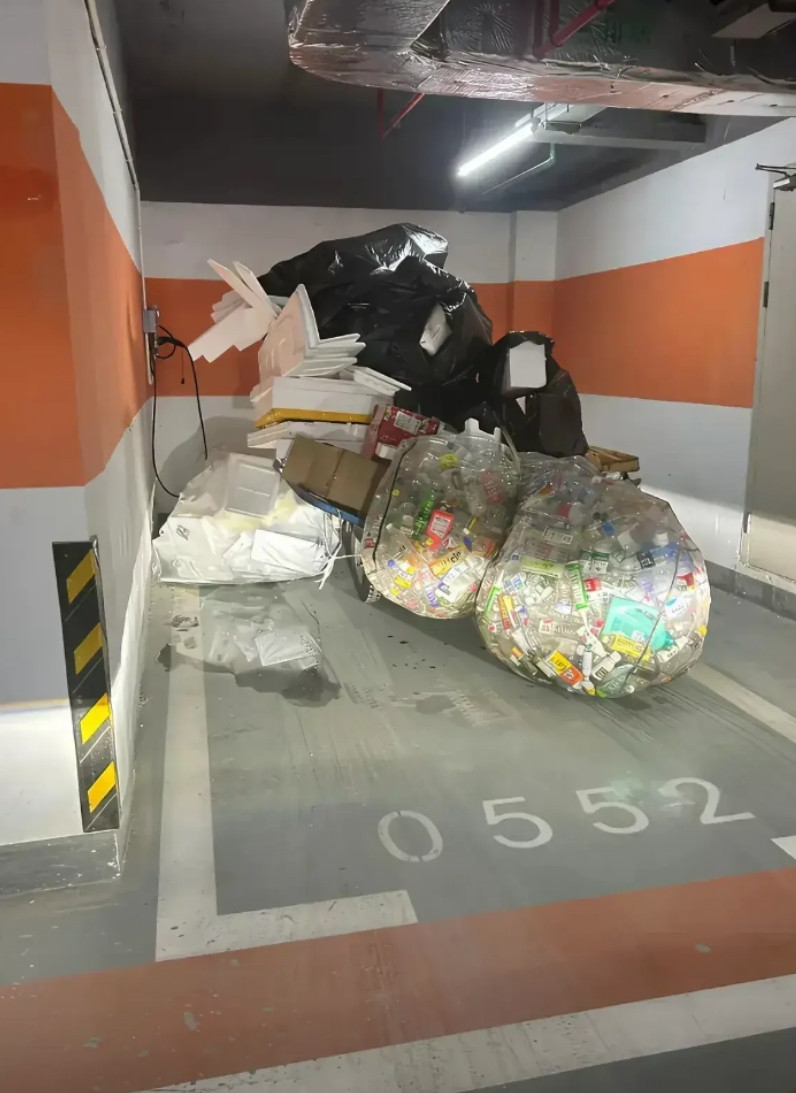 小区停车位的一幕，不得不说，物业也不管吗？