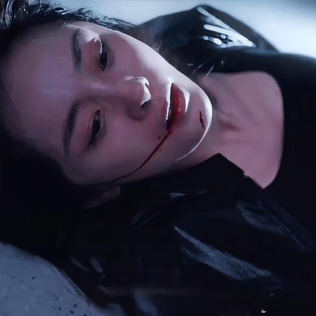 杨幂凭一己之力，把张艺谋8亿票房的电影，干到了口碑垫底。一半人夸她杀疯了，眼神勾