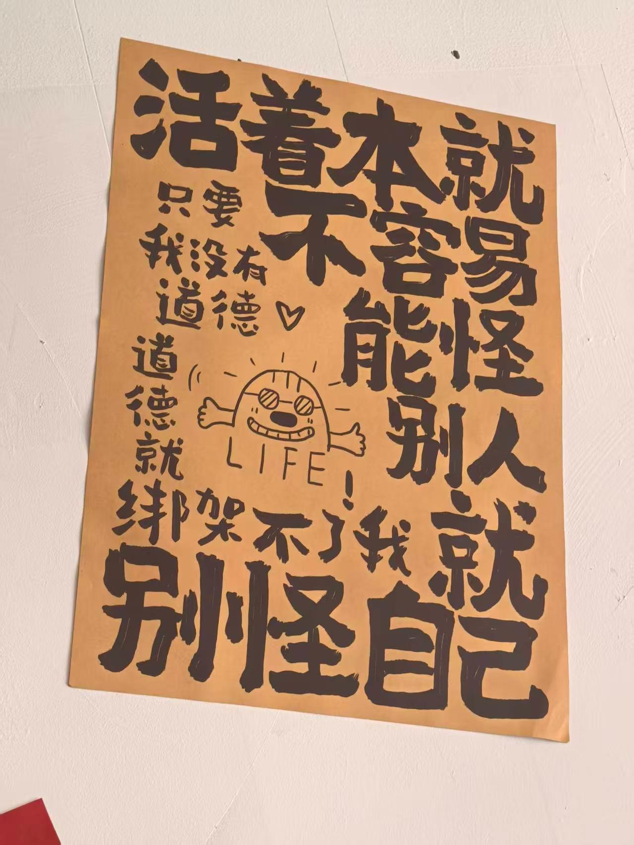 医院有人因看不起病在医院外吃稀饭，穿的也不是很保暖。被慈善机构看见了，然后他们为
