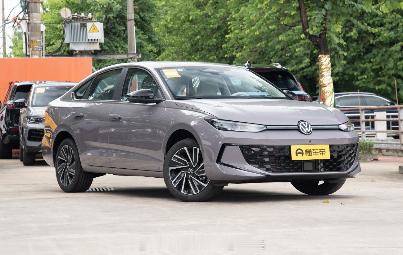 全新大众朗逸Pro将于11月17日正式上市，新车的外观与帕萨特Pro风格很相似，