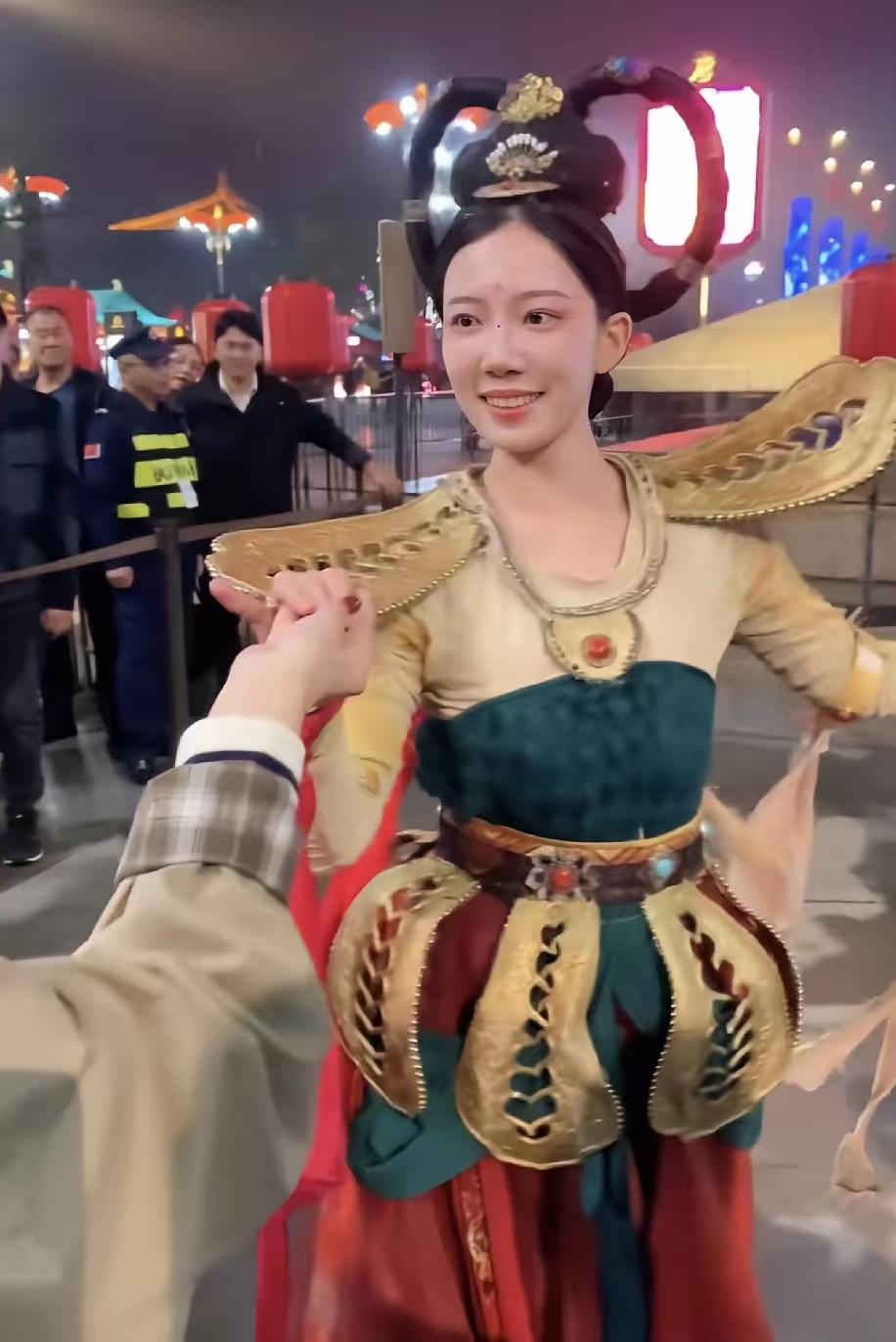 这姑娘太傻了，当初爆火的时候选择结婚生子。面对网友的好心相劝，一句不要故意制造焦