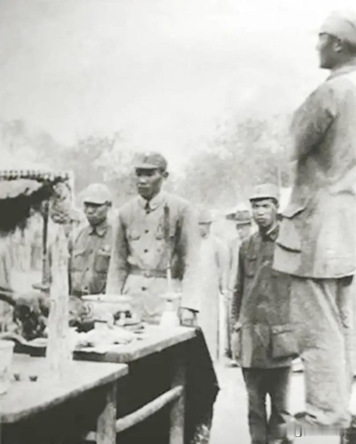 1944年5月，吴信泉（左一）时任新四军第3师第10旅政委兼淮海军分区司令员，刘