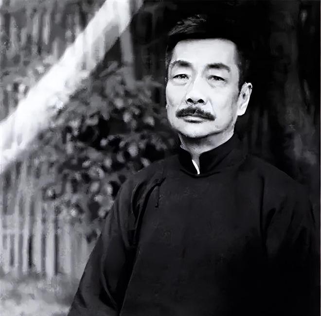 三十年代，鲁迅大战梁实秋，捎带击伤林语堂。鲁迅与梁实秋是死敌互掐，与林语堂则是