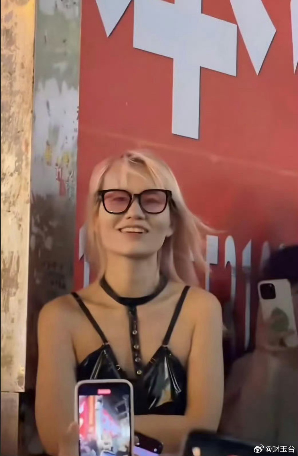 长沙解放西长沙解放西真的太离谱、太疯狂了，这人精神应该有点问题！霓虹越亮，乱象越