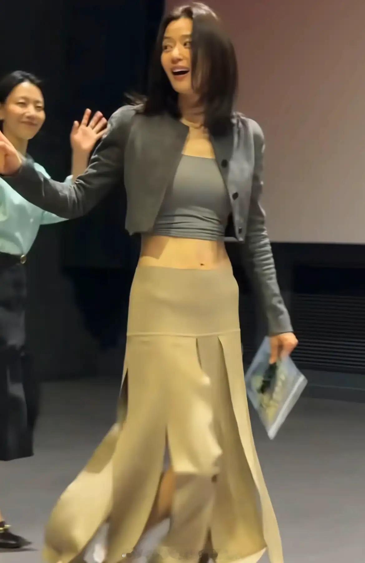 2026年5月20日，全智贤在首尔出席复出电影《群体》的媒体路演活动，现场的路透