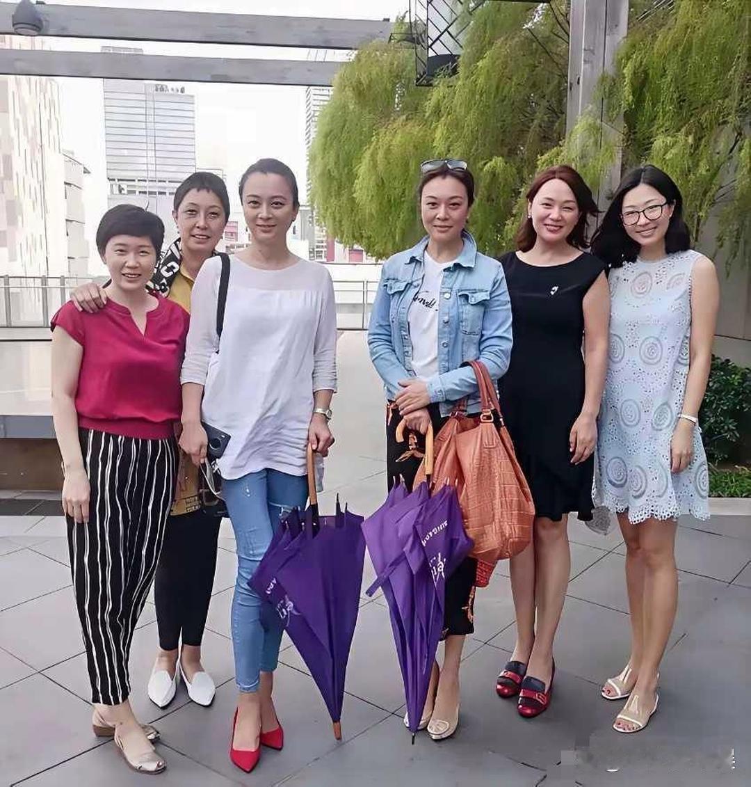 听说这张照片里面有两个大明星，你认出来了吗？