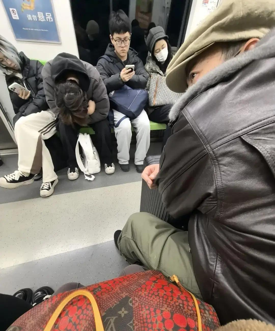 地铁里高启强坐我旁边刷手机抬头，那张脸太熟。高启强本人，没保镖，没口罩，手