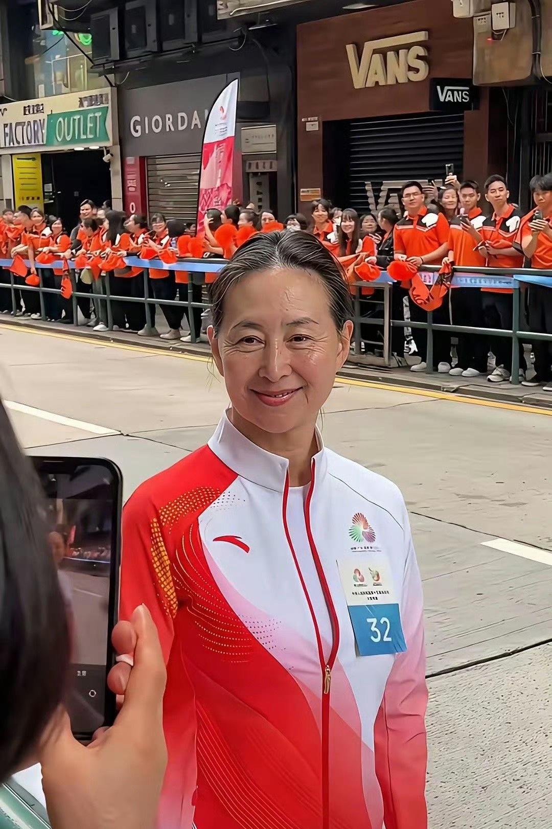 何超琼老了依然是法拉利，不容否认，她的五官与气质非常在线，不愧是赌王的女儿。​