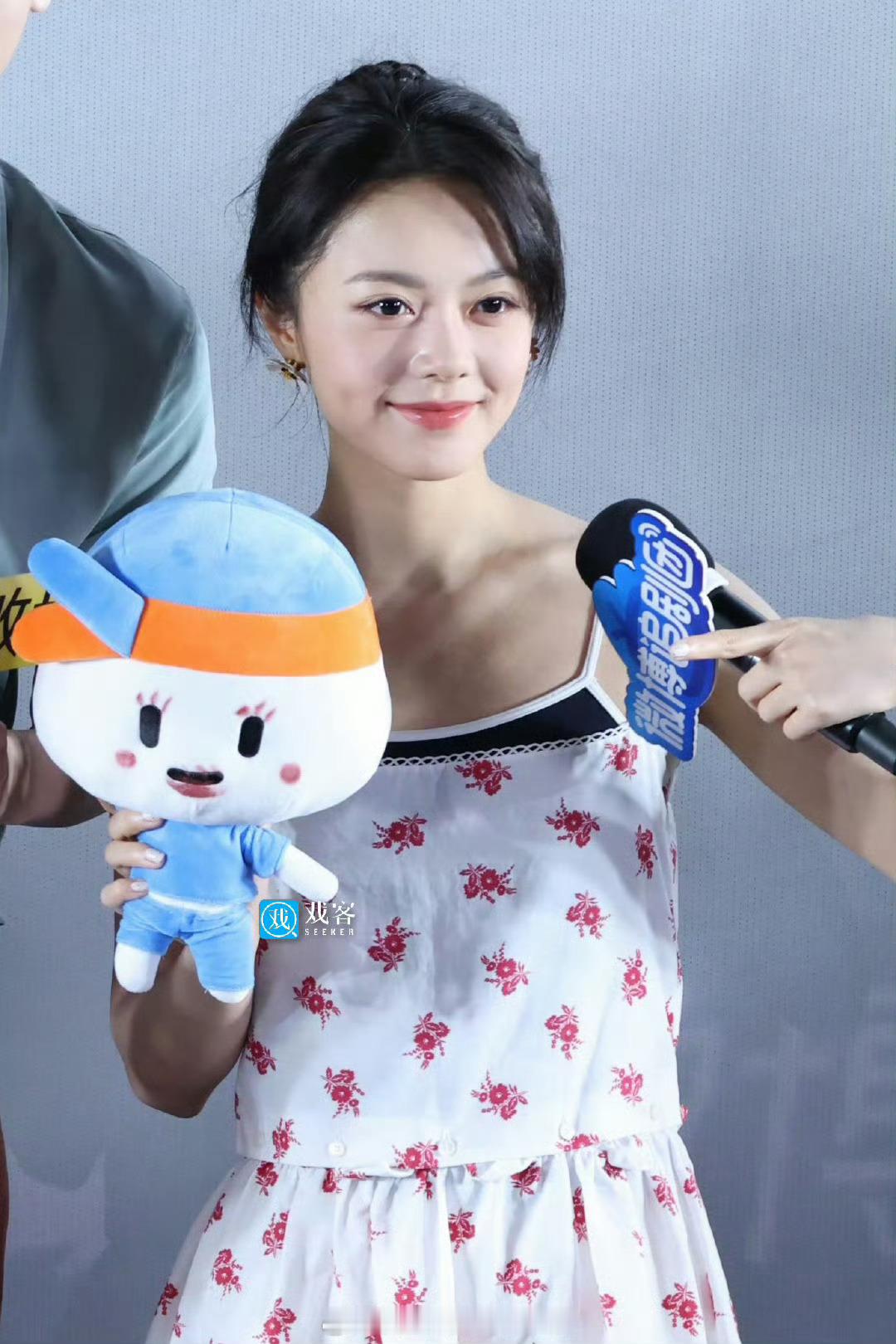 赵今麦如果换了发型，脱掉袜子，换双鞋。本身的美貌是不是就显露出来了？​​​