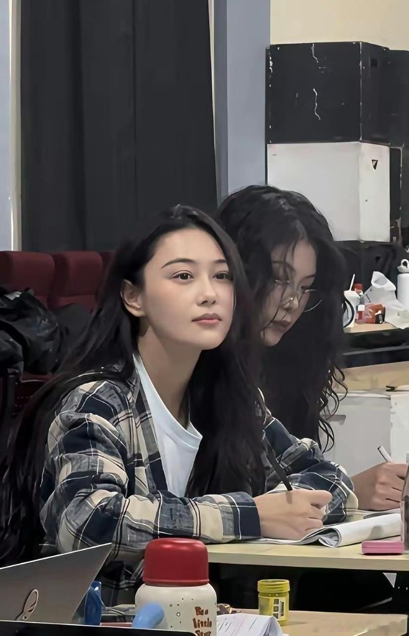 天呐，差点没认出来，原来女神现实中居然那么美，真人巨漂亮！