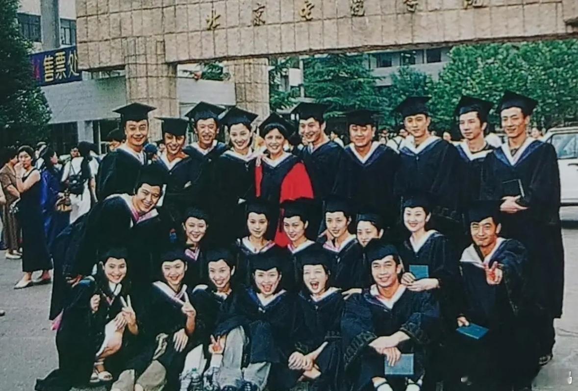 黄晓明北电毕业30年参加同学聚会，48岁状态太绝了，和同班一些男同学同框像差辈！