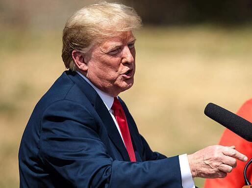 特朗普暗示可能退出北约唐纳德·特朗普警告说，如果美国的盟友不同意美国拥有格