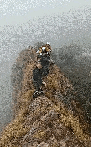 这交的什么朋友啊，在这么危急的时刻竟然还有心情在拍照。这个女的也是，胆子那么小，