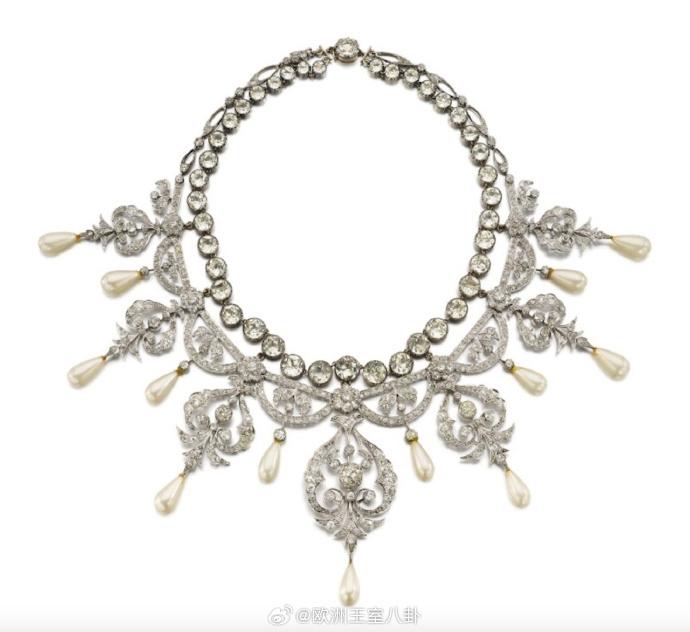 曾属于芭芭拉·卡特兰女爵士的钻石珍珠项链，原本只有花叶造型的钻石项链，后来加的水